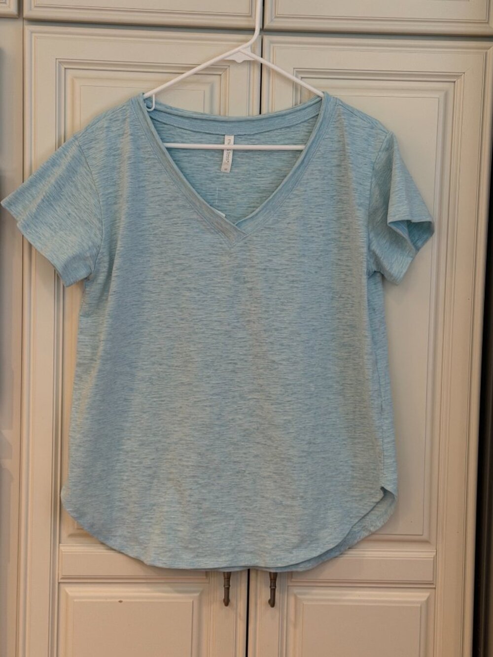 NWT Mia & Tess Heathered Short Sleeve V-Neck Tee Size Medium